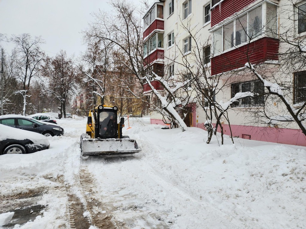 Двор у дома №11 на Коминтерна очистили от снега общими силами жильцов и коммунальщиков