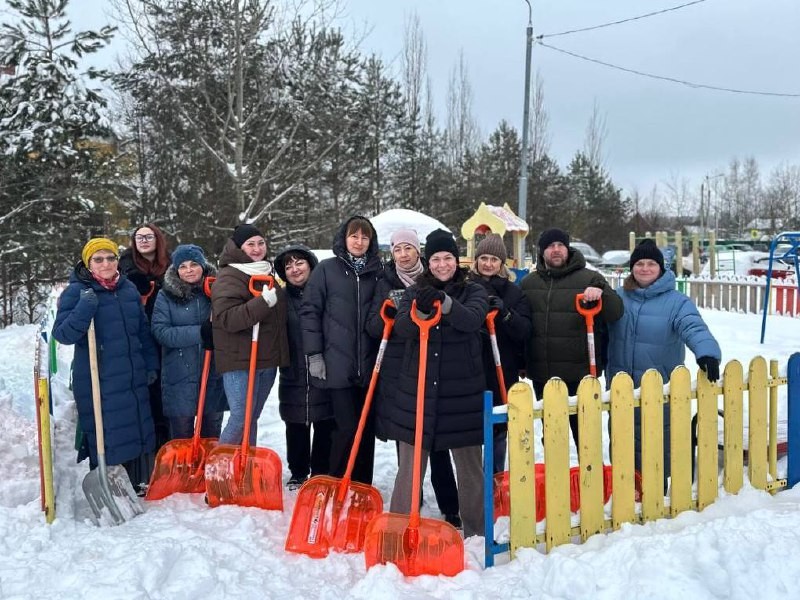 В городе активно освобождают от снега детские площадки и крыши
