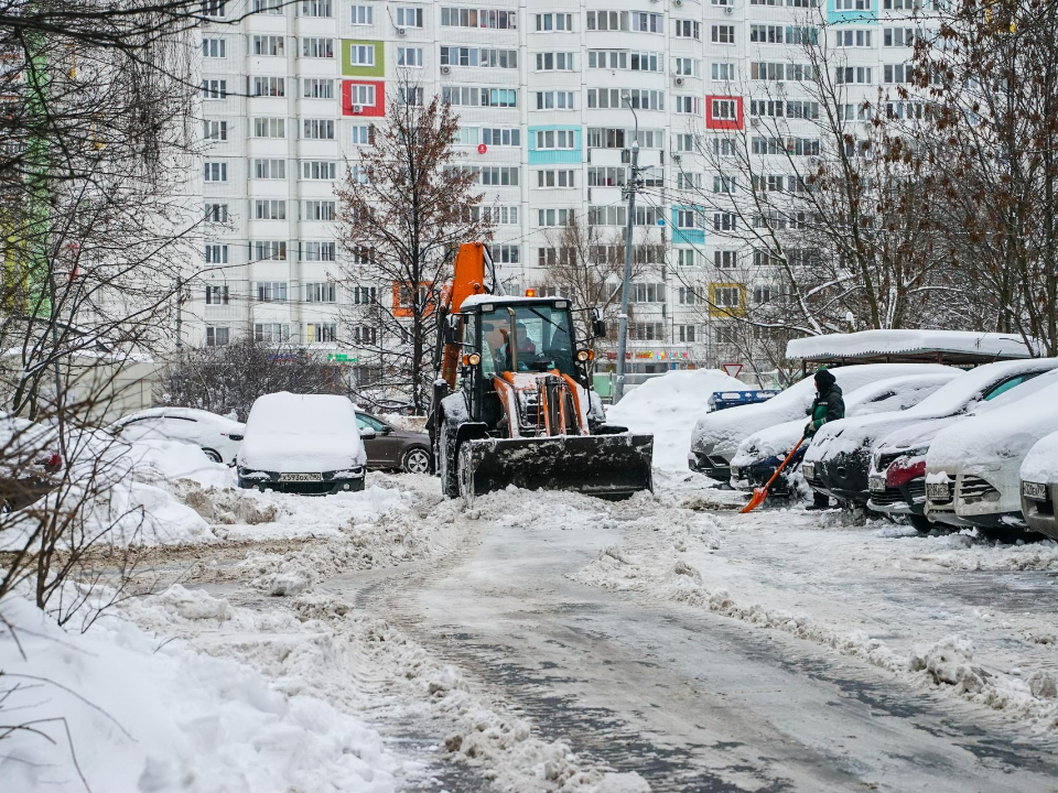 В Химках продолжается масштабная уборка дворов после рекордного снегопада