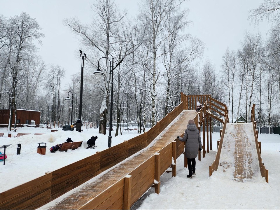 В лобненском парке «Киово» установили деревянную горку для тюбингов и ледянок