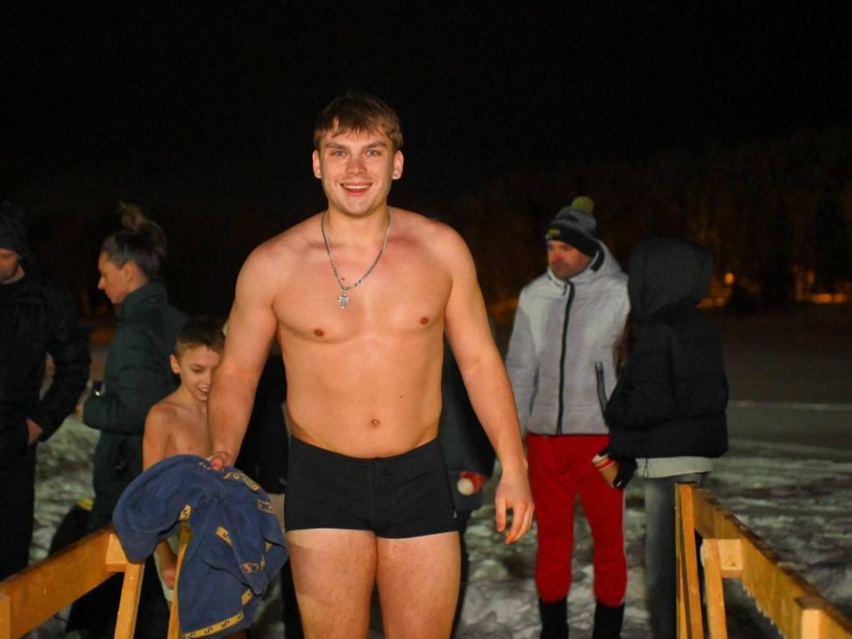 Служба, купание и горячий чай: в лесопарке «Загорское море» горожане окунались семьями