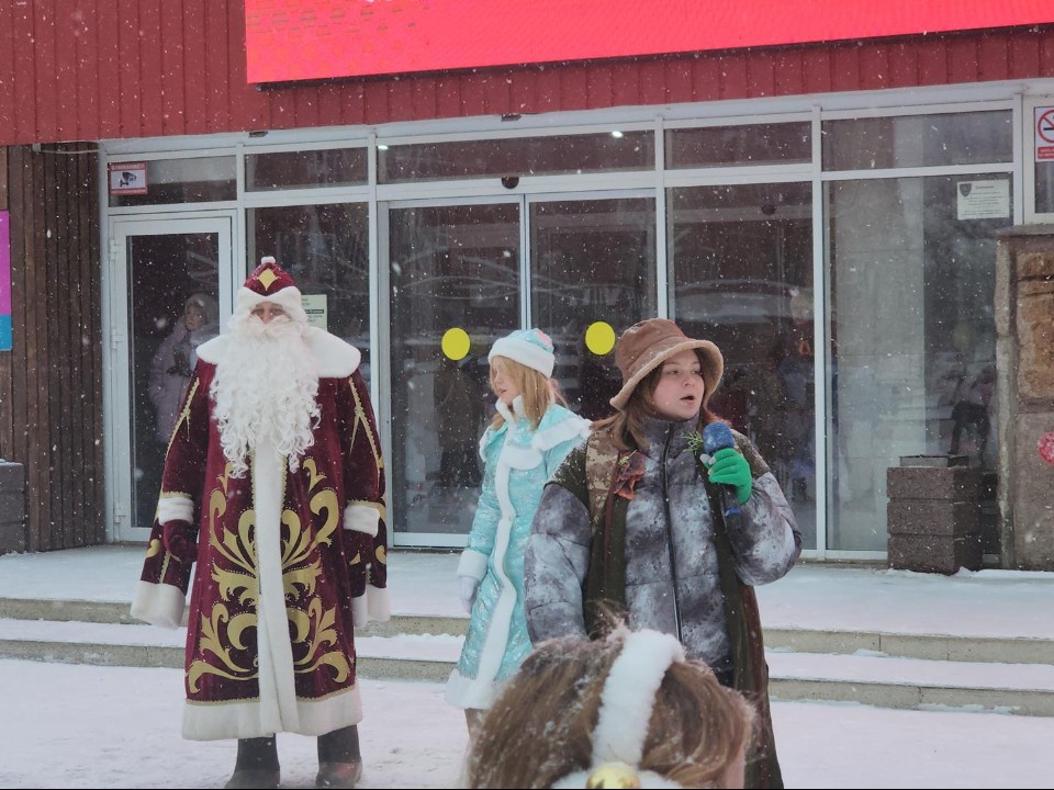 Дети победили злодеев: во Фрязине прошел новогодний спектакль на площади «Исток»
