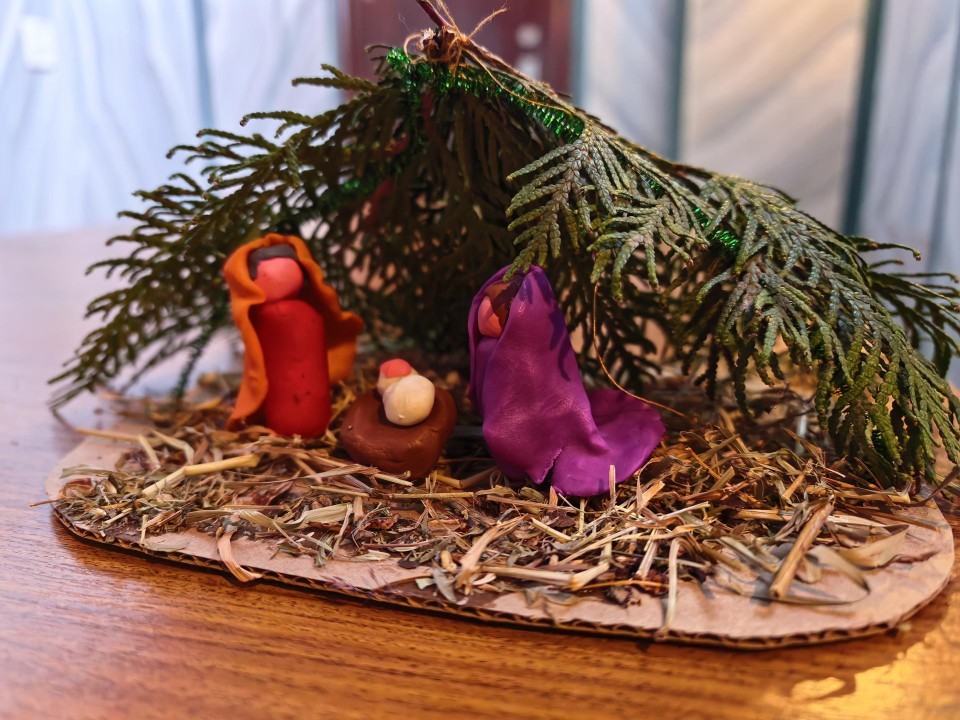 Не только гирлянды и шарики: в Серебряных Прудах собрали рождественские вертепы