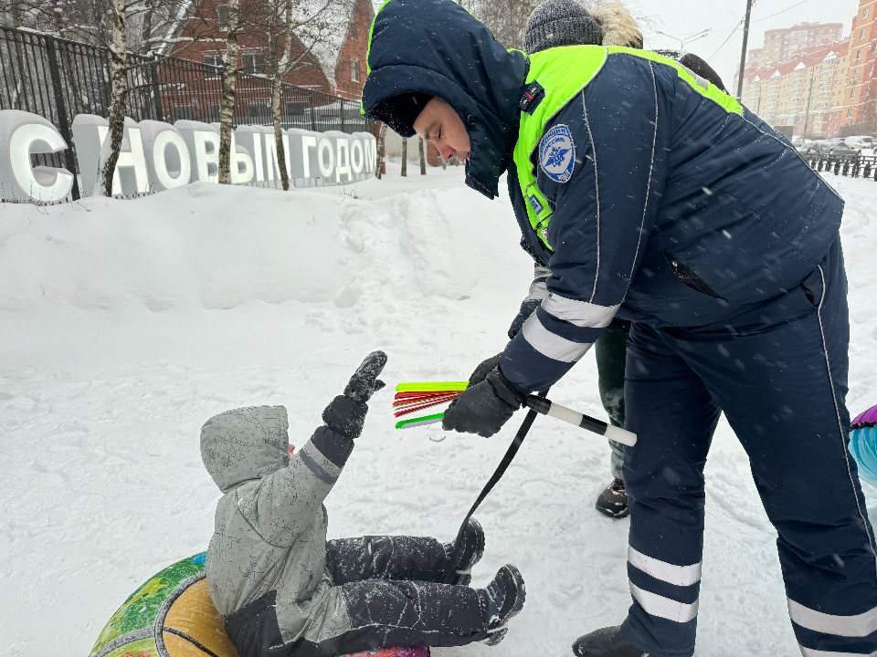Автоинспекторы и волонтеры напомнили жителям округа о безопасности на дороге