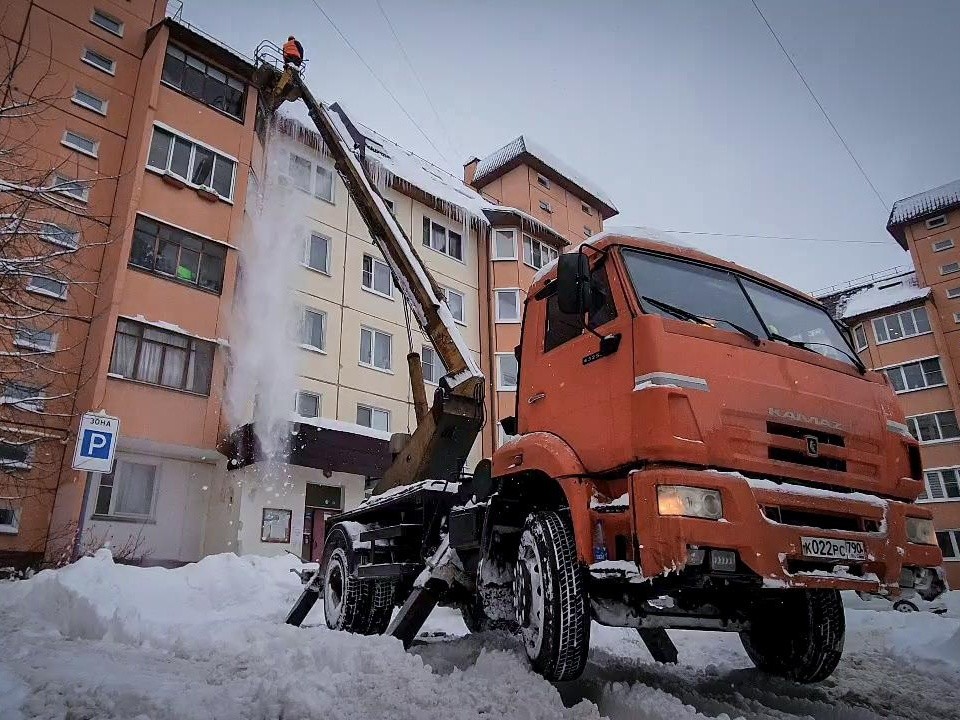 Коммунальщики в Бронницах чистят крыши от сосулек и наледи