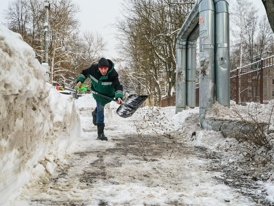 Коммунальные службы Химок оперативно расчистили дорогу к лицею №12