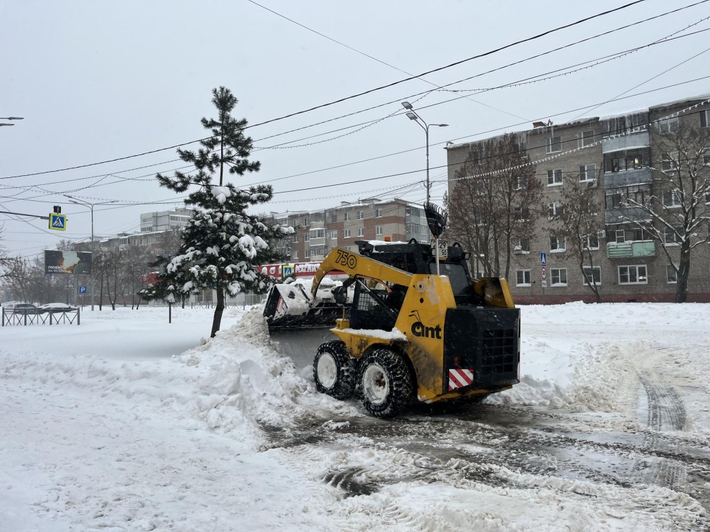 Жители Шатуры атаковали сугробы на массовом снежном субботнике