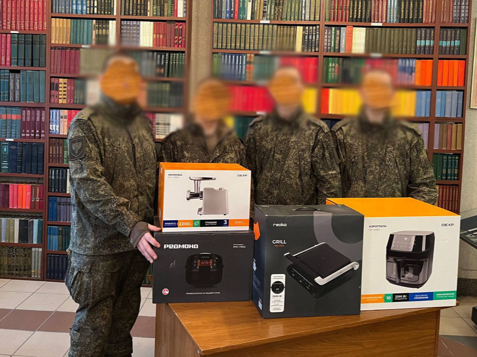 Новогодние подарки и теплые поздравления: как в Котельниках заботятся о семьях участников СВО