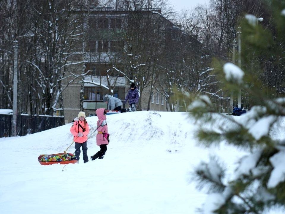 Каких снежных горок лучше избегать: названы самые рискованные места для зимних развлечений