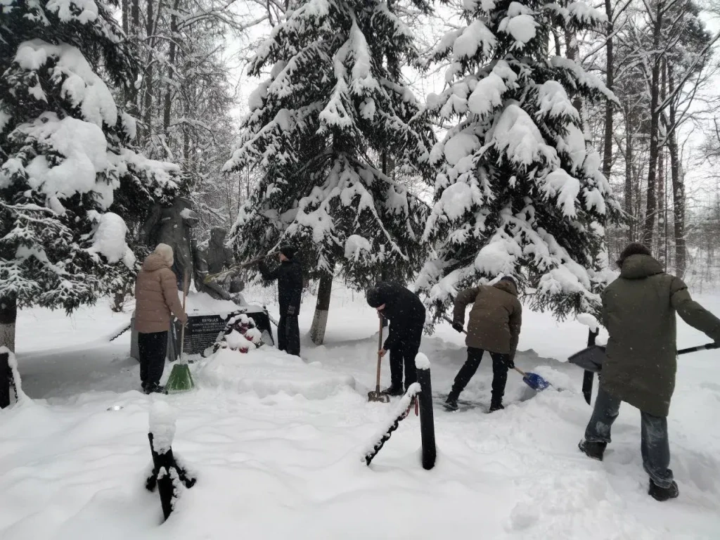 В Наро-Фоминске юнармейцы убрали снег у мемориала в Кантемировском парке