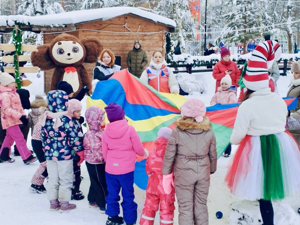 Маленьких шатурян развлекал чебурашка и волотеры в парке имени Гагарина