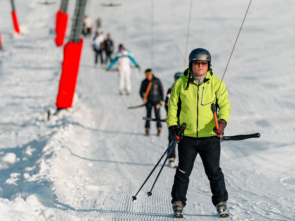 Чтобы отдых не закончился травмой: полный чек-лист от МЧС по безопасности на горнолыжном склоне и зимней рыбалке