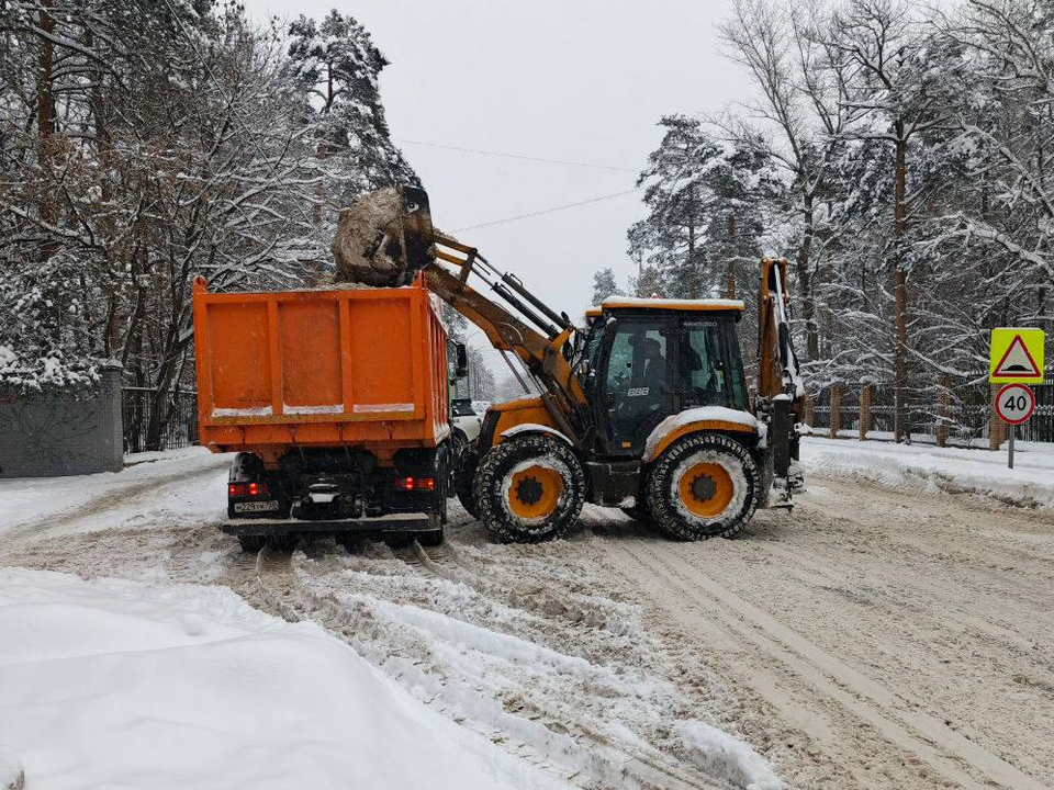 Жуковский в усиленном режиме очищают от навалов снега