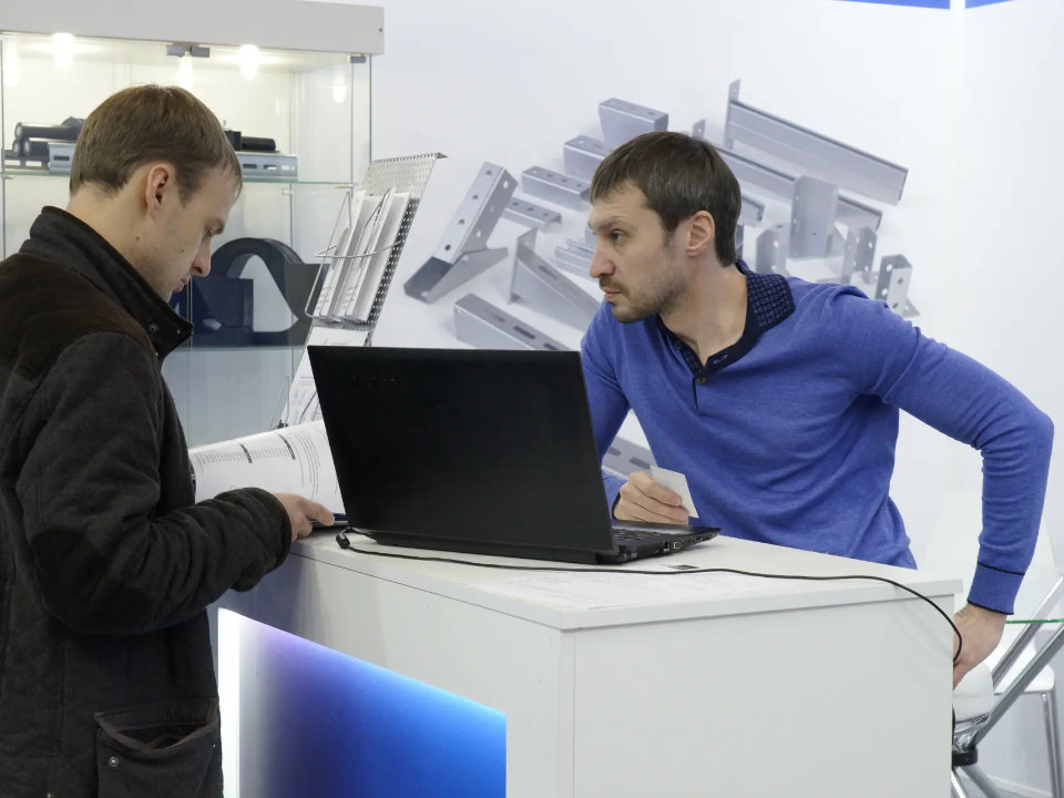 Селфи на пляже и громкие лозунги: как страница в соцсети может оставить вас без работы