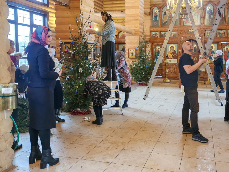 Прихожане украсили к Рождеству Кирилло-Мефодиевский храм в Подольске