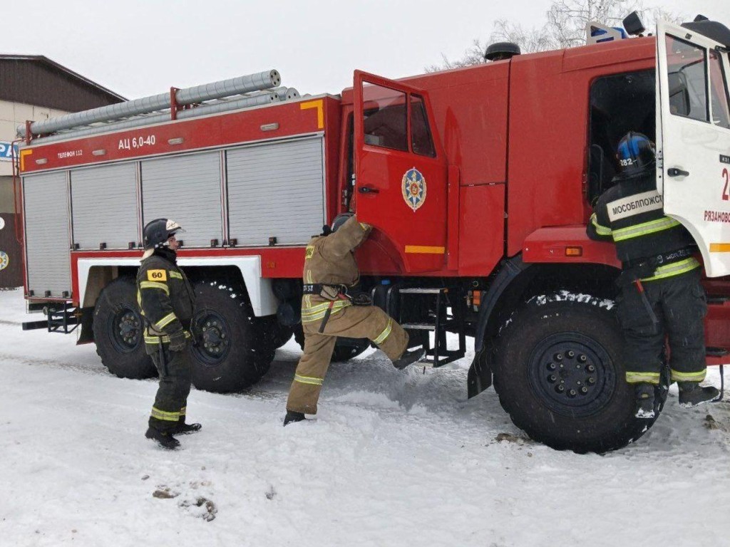 От третьего этажа до скорой: как пожарные помогли эвакуировать тяжелобольную женщину в Егорьевске