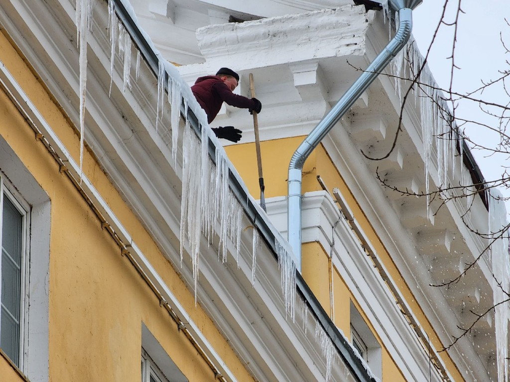 В Раменском идет большая уборка на крышах — снимают снег и сосульки, которые могут быть опасны для людей