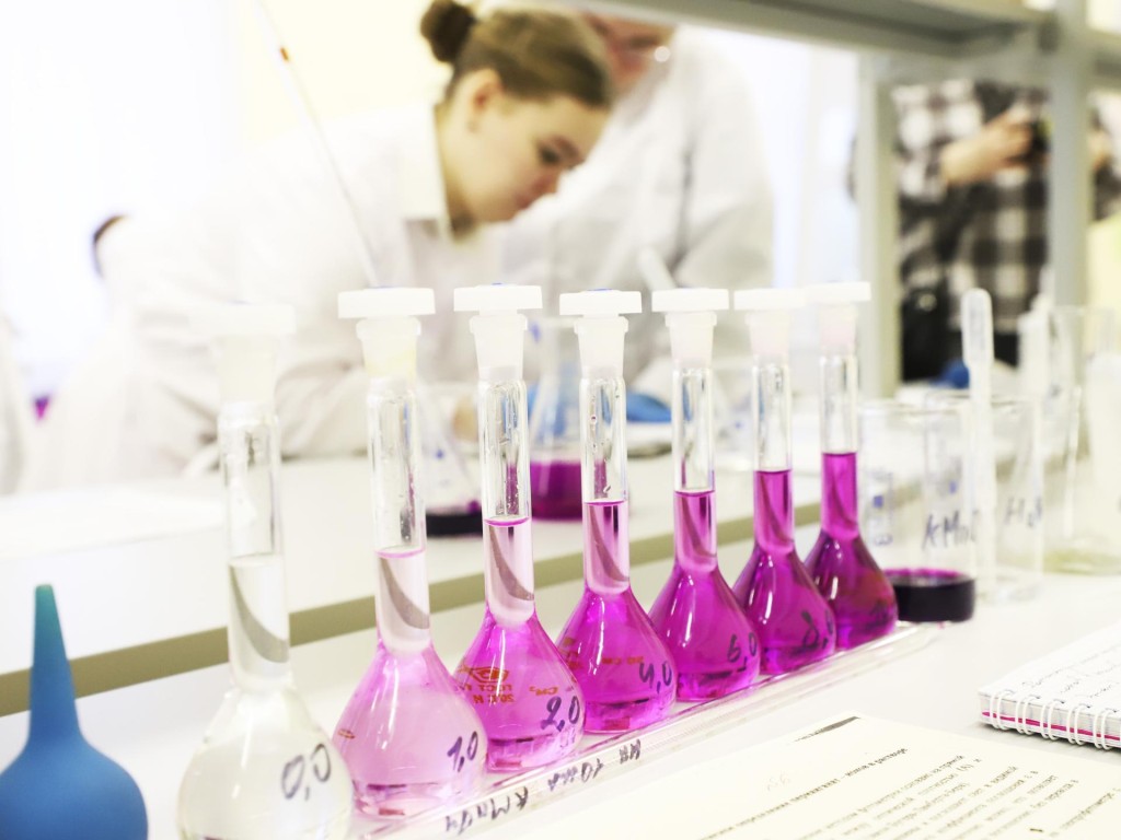 Предприятия Рошаля оснастили лабораторию техникума для подготовки химиков и технологов