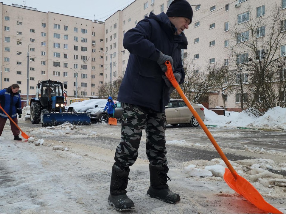 Снег в Истре убирают «вручную между машинами»: жителей просят вовремя убирать автомобили