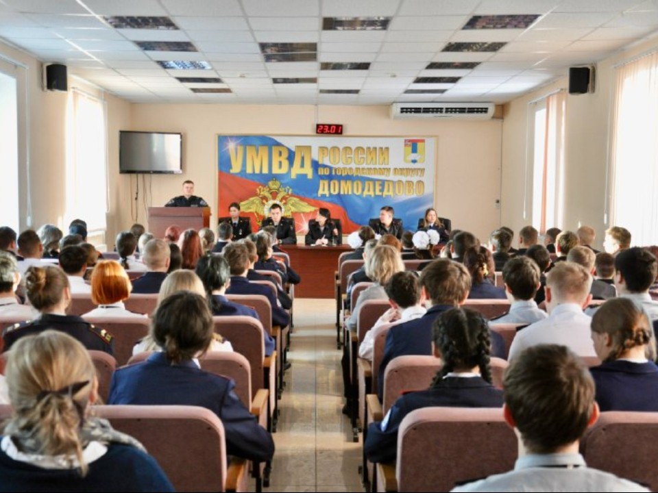 Школьники примерили бронежилеты и познакомились с работой кинологов