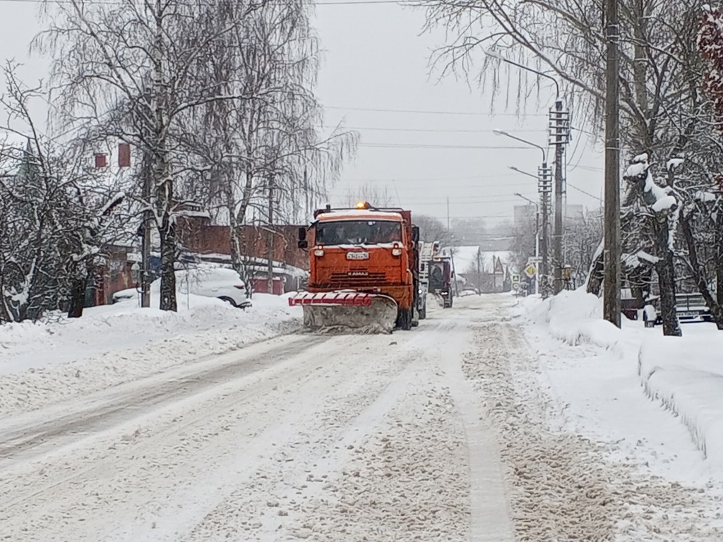 Дорожные службы Рузского округа ликвидируют последствия ночного снегопада