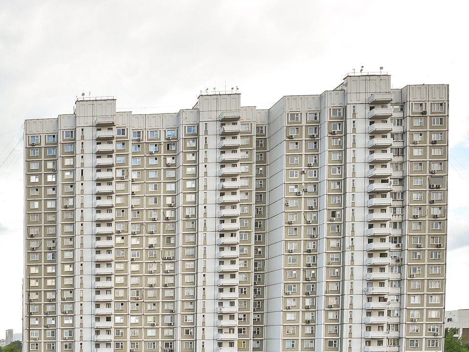 На краю крыши в гололед: опасная шалость подростков в Химках едва не обернулась трагедией