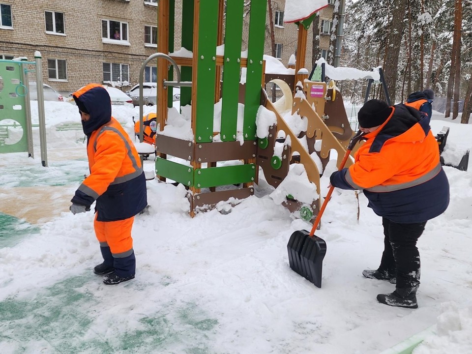Протвинские коммунальщики навели порядок на улице Победы после снегопада