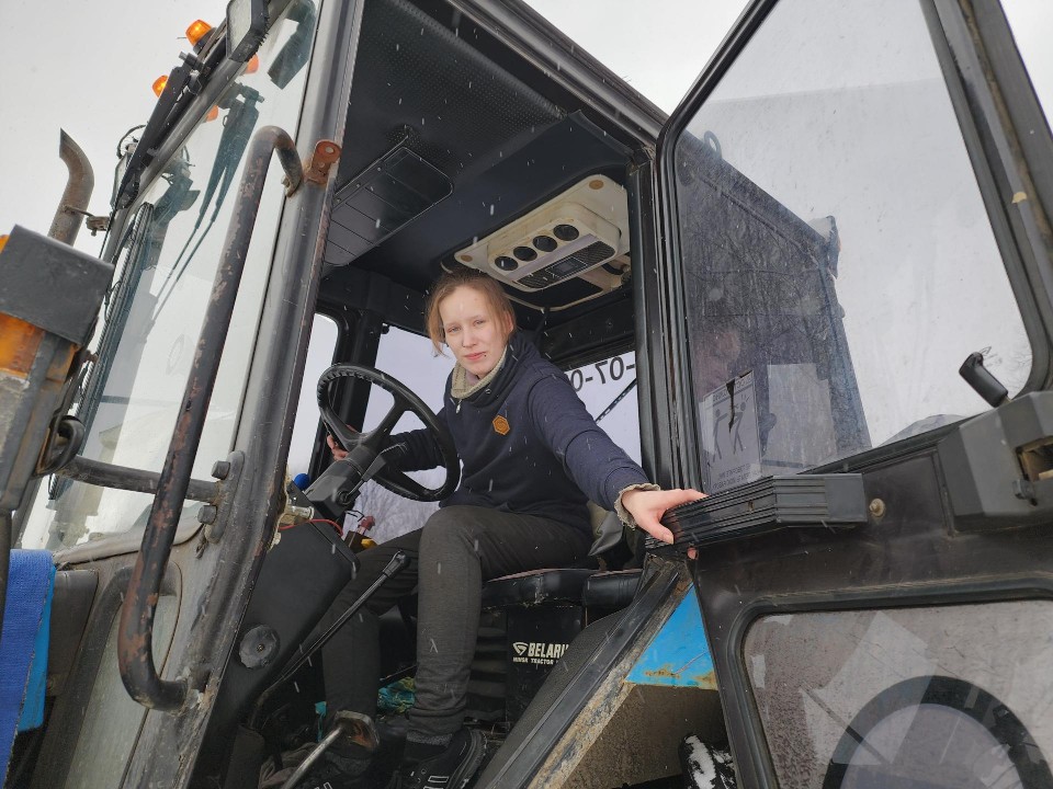 Девушка-тракторист из Егорьевска за смену расчищает снег в девяти деревнях
