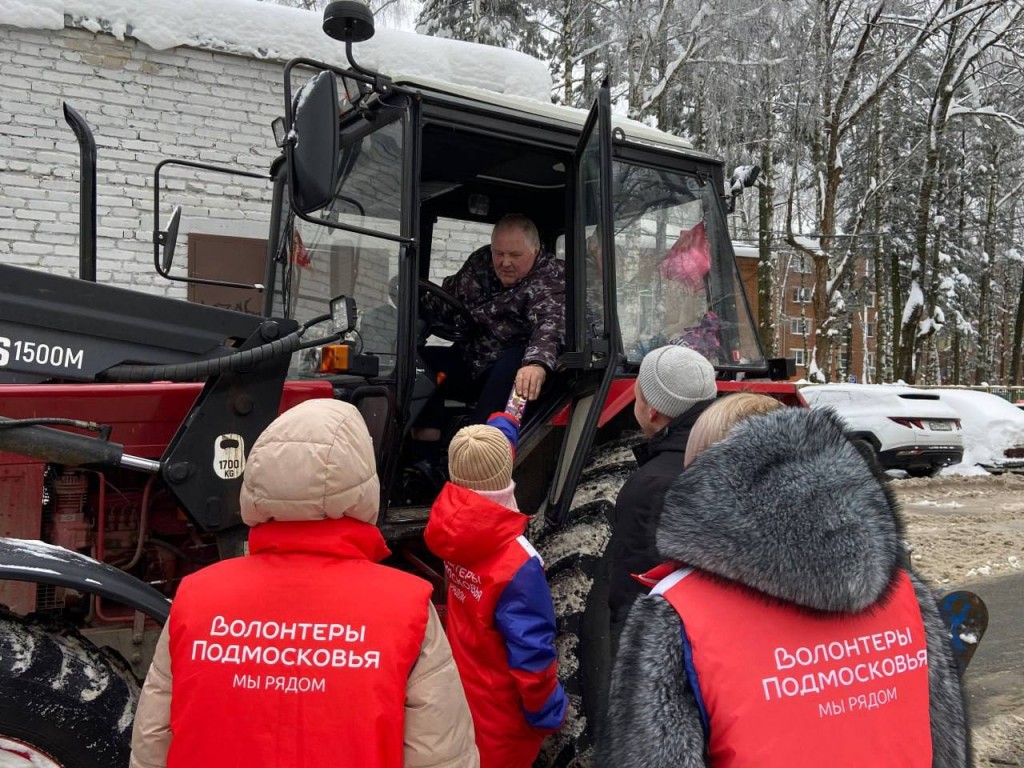 Подростки из Наро-Фоминска угостили коммунальщиков города шоколадками