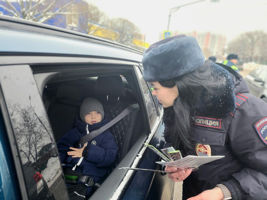 Чтобы дети были в безопасности: в Реутове инспекторы ГАИ провели рейд «Ребенок-пассажир»