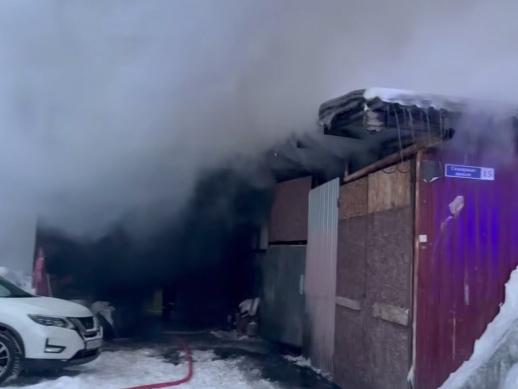 На Северном шоссе в Раменском горит автосервис: подробности