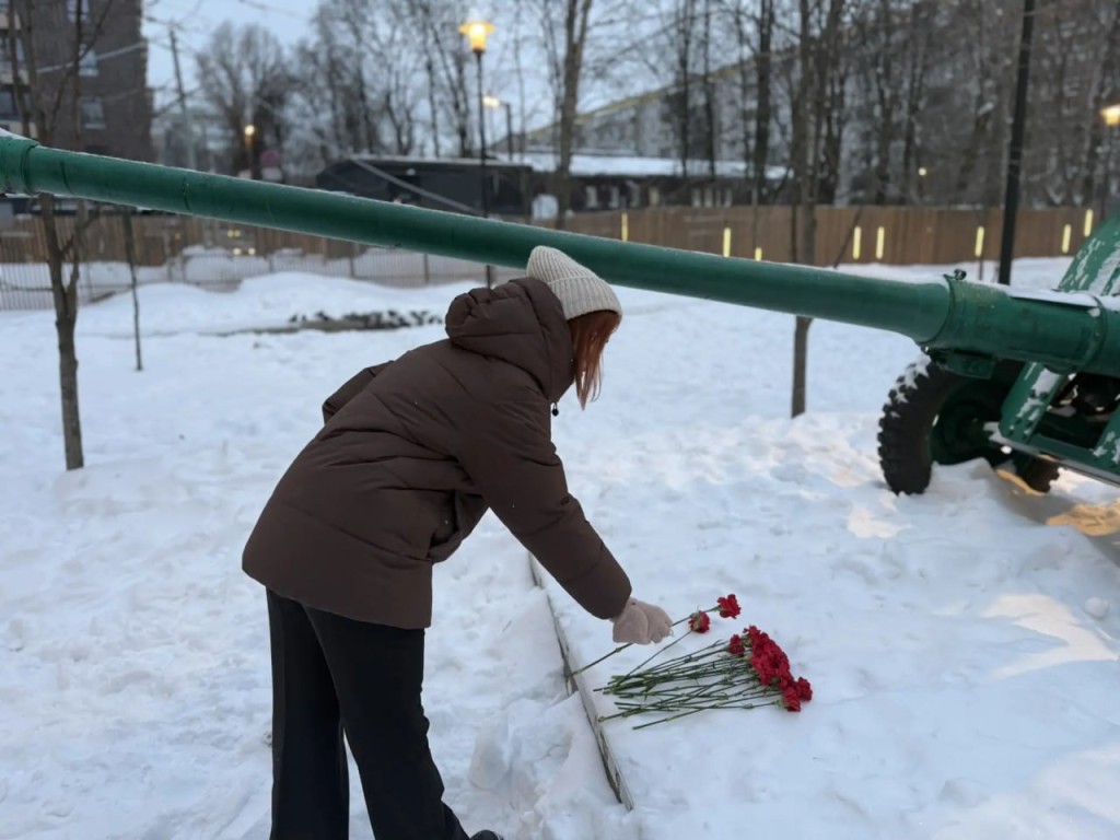 Память героев, освободивших Подмосковье, школьники из Котельников почтили возложением цветов