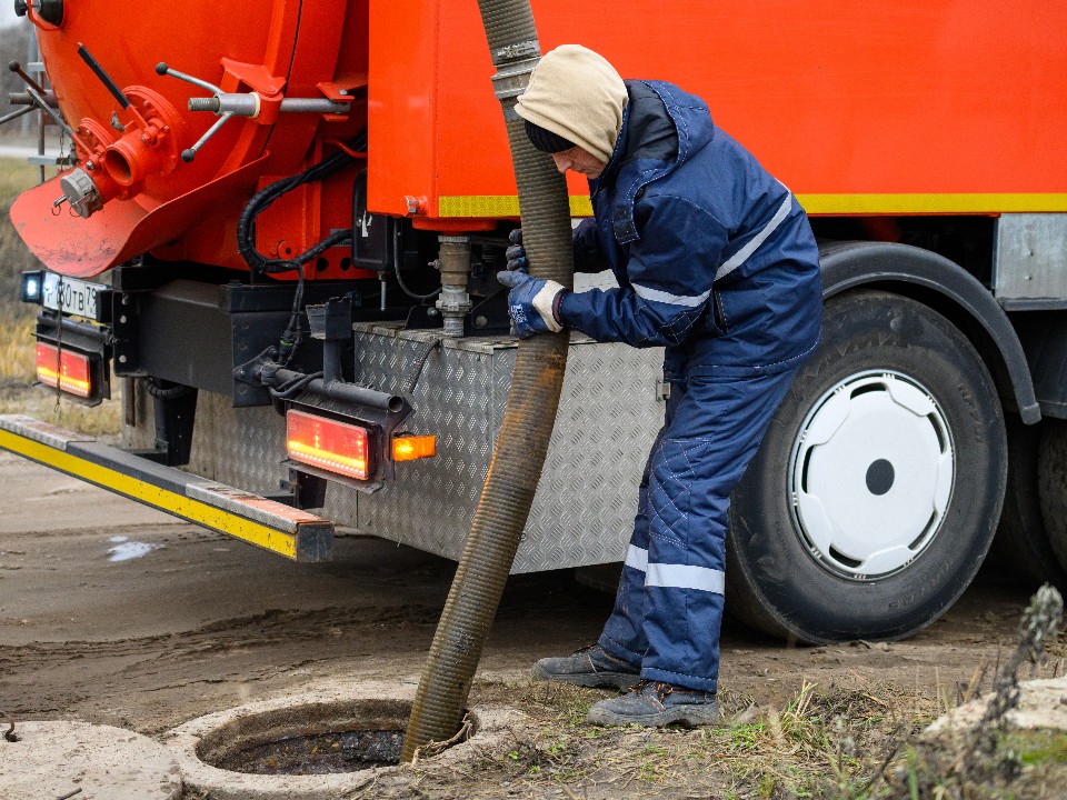 Поток воды посреди дороги: что случилось на оживленном перекрестке в центре Москвы