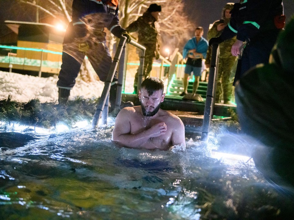 Ночь веры и огня: как прошли крещенские купания в Лыткарине