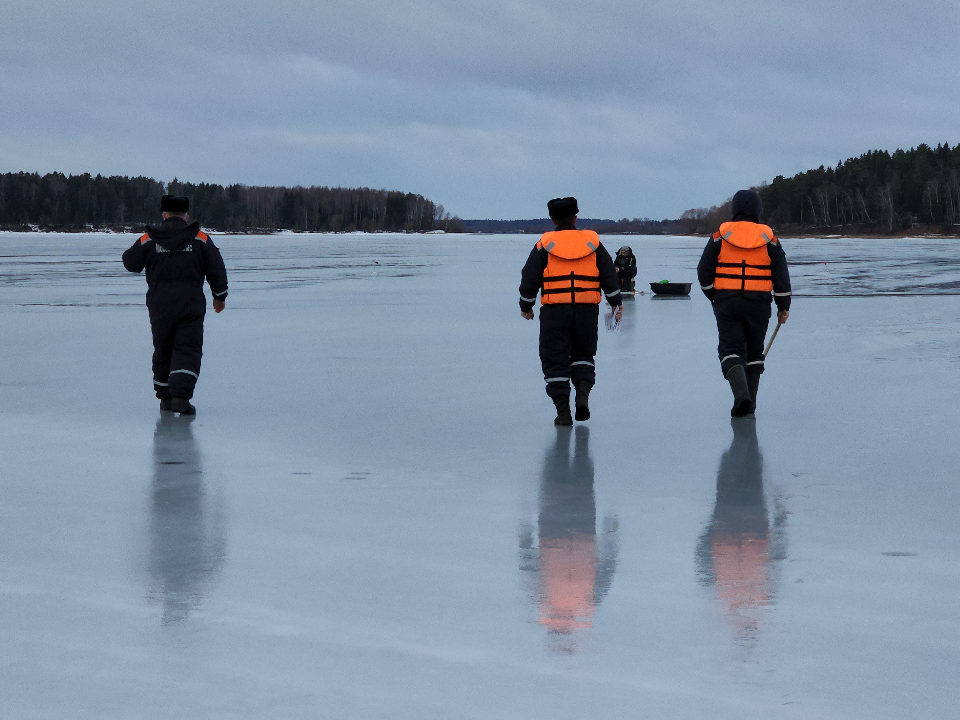 Багги ушел под лед на Можайском водохранилище