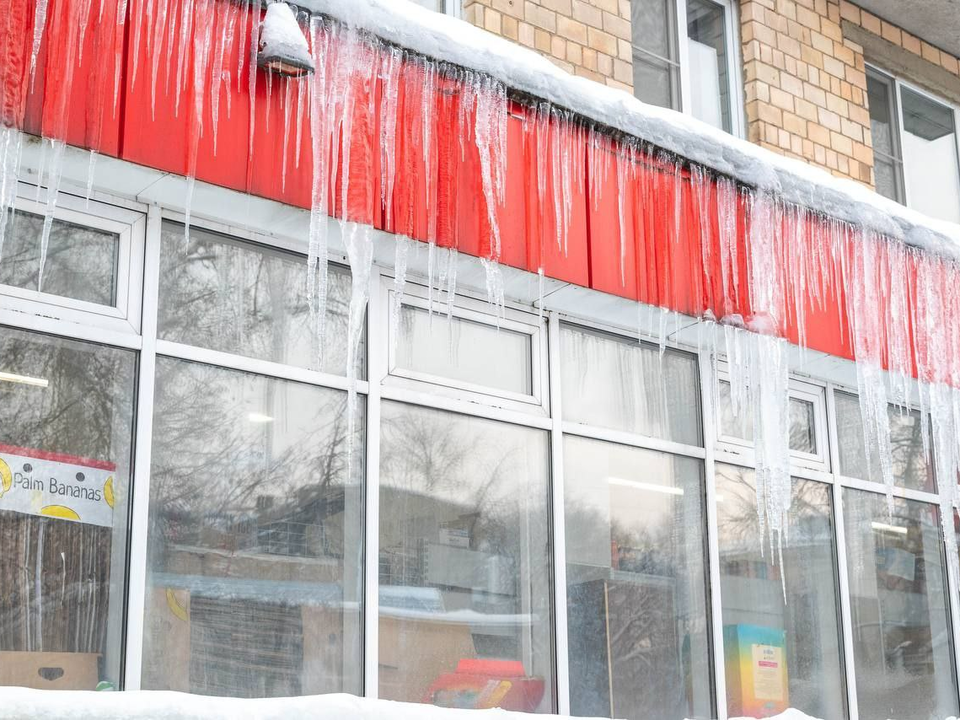 Очистка кровель от наледи запланирована в трех районах Реутова