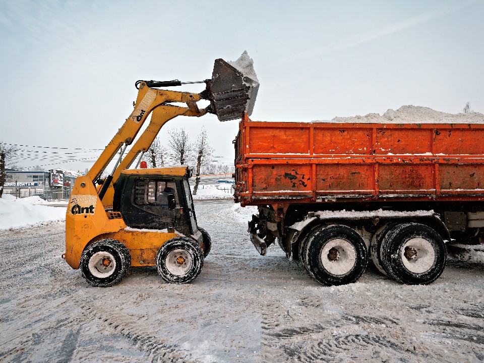 Каждый самосвал под запись: как в Ершове контролируют завоз снега после снегопадов