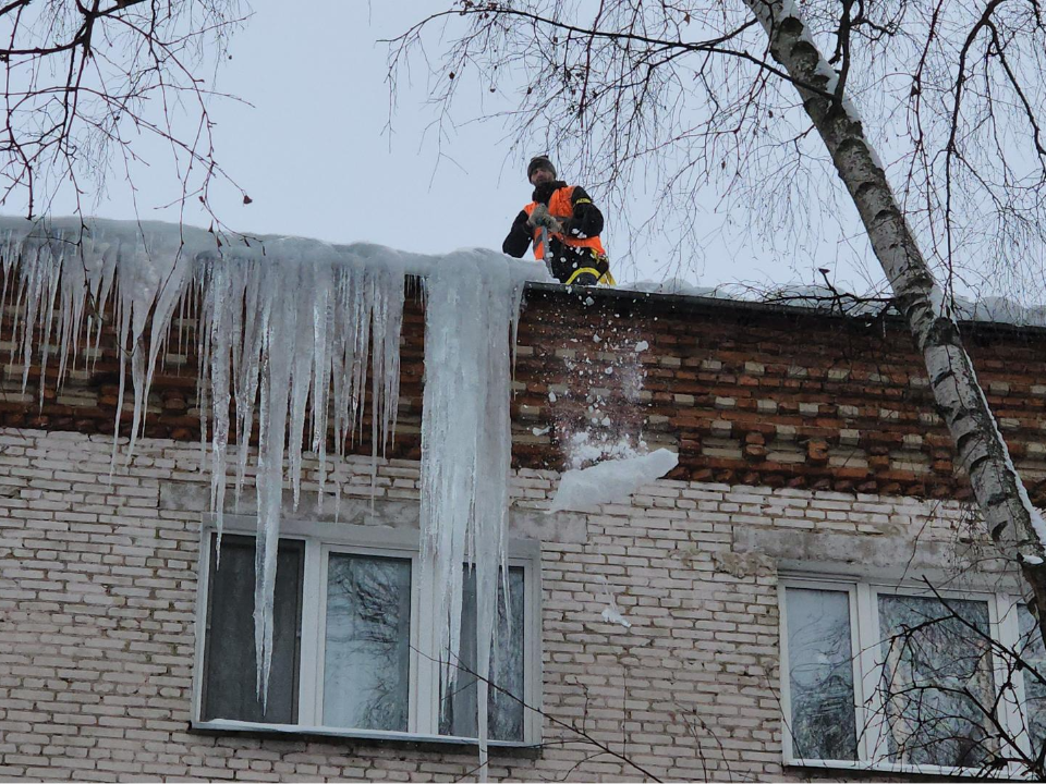 Осторожно, сосульки: в Люберцах коммунальщики освобождают крыши ото льда