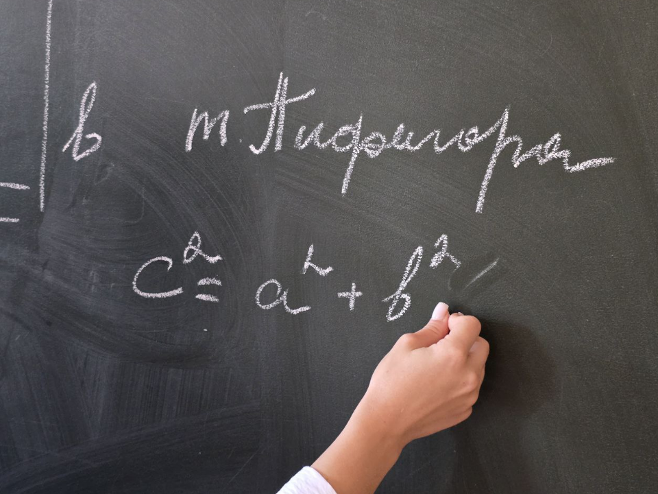 Десять вопросов вчерашнему школьнику задали подростки в можайской школе