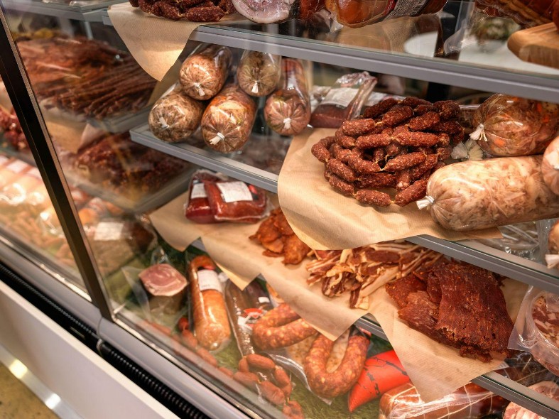 Деловая колбаса: что стало хитом праздничных корзин в Подмосковье и при чем здесь сырое копчение