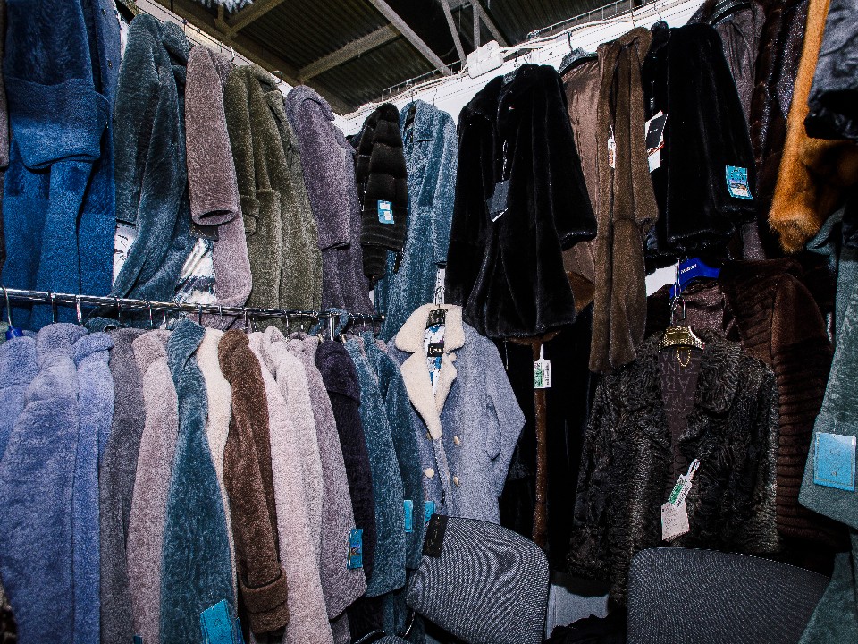 Искусственный мех бьет рекорды: какая верхняя одежда резко набирает популярность у покупательниц