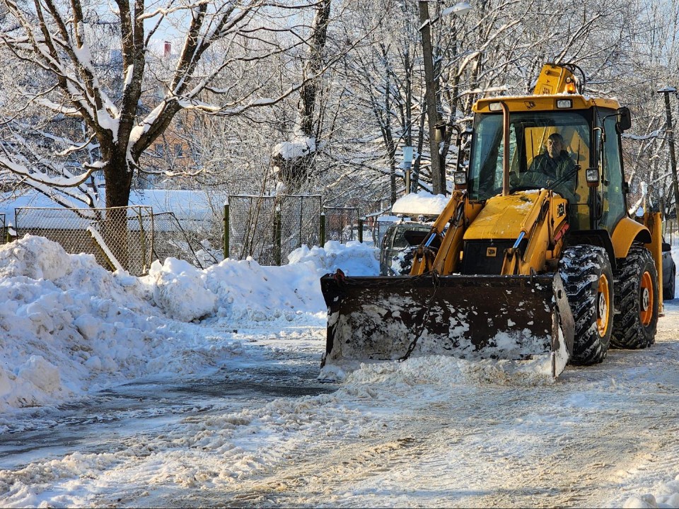 Коммунальщики объединили усилия для расчистки городских парковок