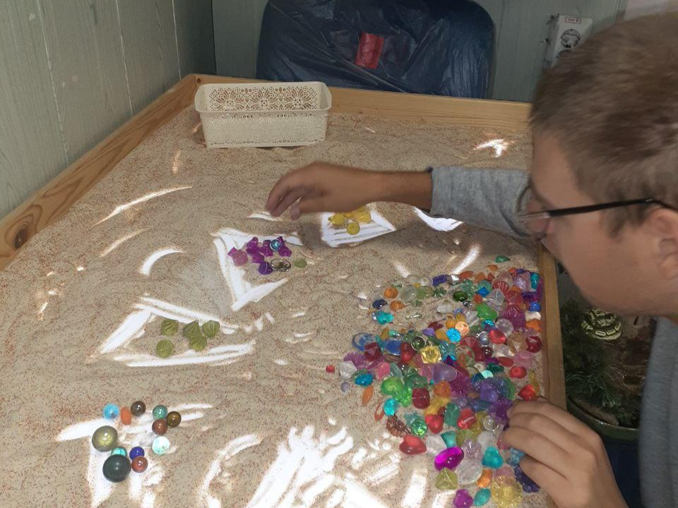 Песок и яркие камни вместо таблеток: как в подмосковных Мытищах помогают справляться с трудностями