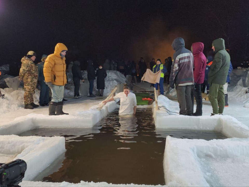Чай, костры и мороз: как прошли крещенские купания в Белых Столбах