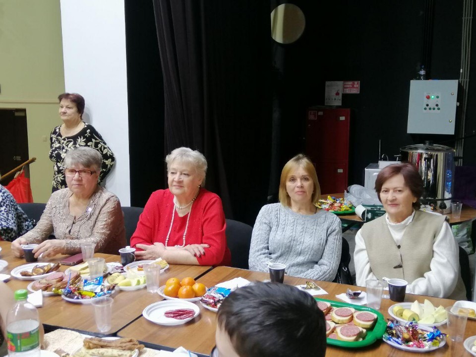 Бабушки принесли пироги, дети пели на сцене: праздник, который удивил, устроили в Восходе