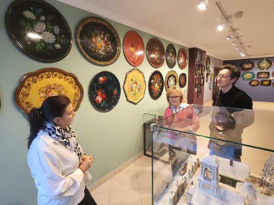 Новогодние праздники среди цветов: в Жостово работает единственный в мире Музей подносов