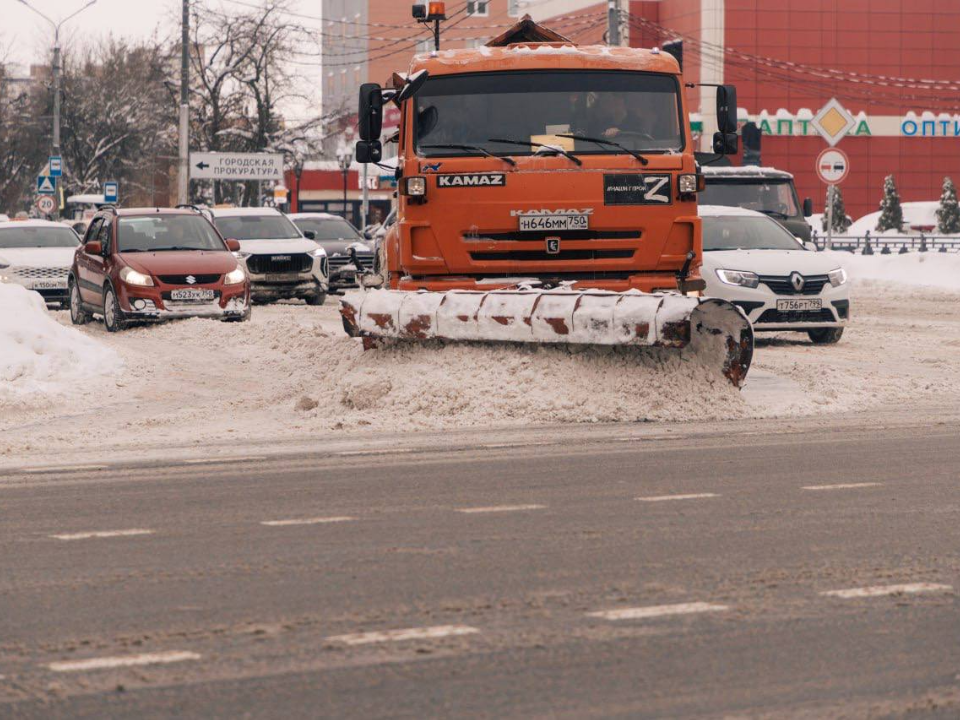 На улице Лунной задействовали спецтехнику и эвакуаторы для уборки снега