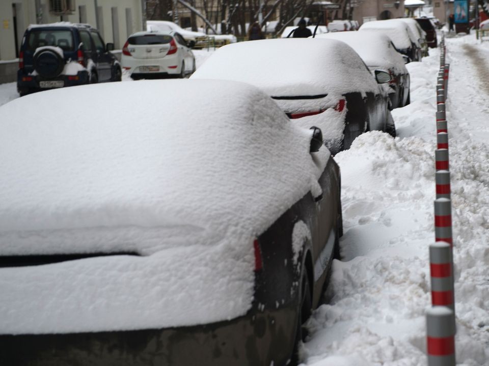 «Это угроза автомобилю»: почему нужно сразу убирать снег с машины