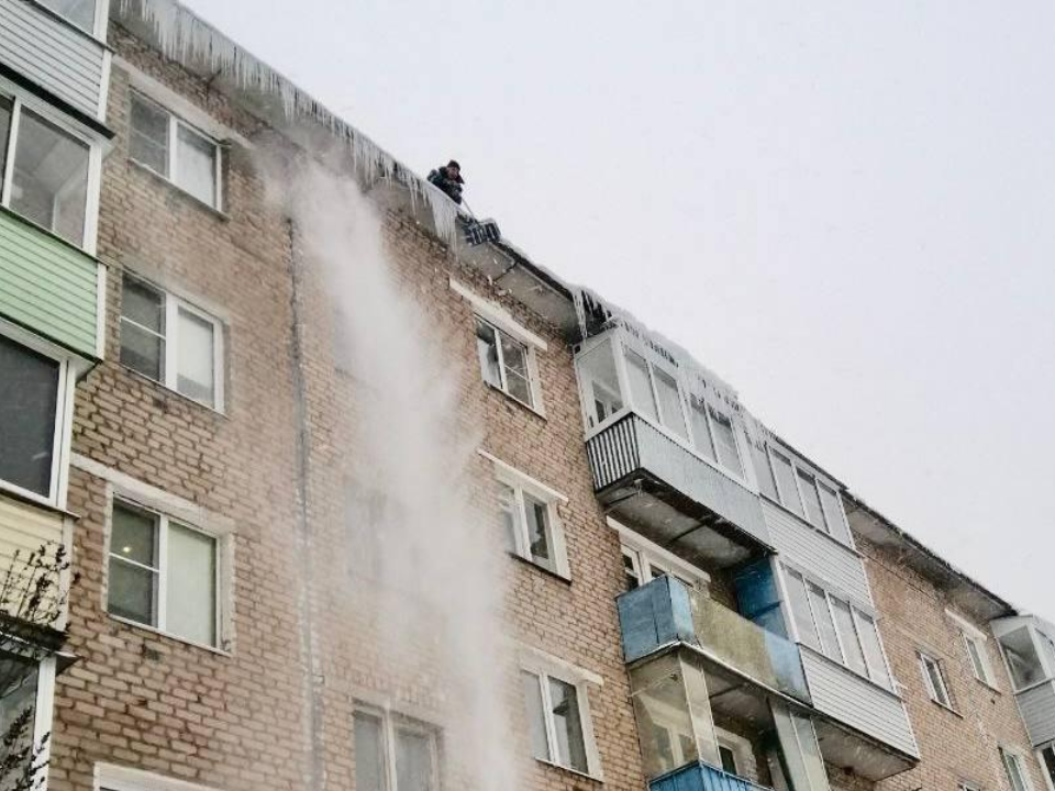 Более 250 крыш домов очистили от снега и наледи в Павловском Посаде