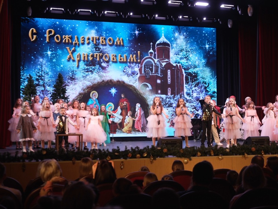 Иерей Игорь Иванов поздравил жителей Власихи с Рождеством на праздничном концерте